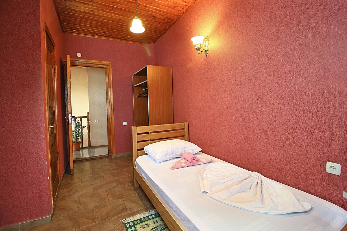 Economy Single Room, 1 Bedroom | Individually decorated, individually furnished, blackout drapes