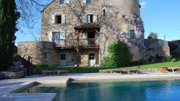Piscine extérieure (ouverte en saison), parasols de plage