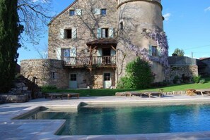 Seasonal outdoor pool, pool umbrellas, pool loungers - Mas de Garrigue (Calvignac)