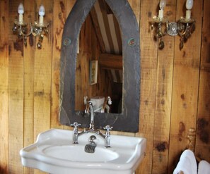 Suite 4 Adults | Bathroom sink