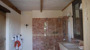 Deluxe Double Room | Bathroom | Rainfall showerhead, hair dryer, towels, soap