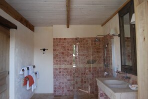 Deluxe Double Room | Bathroom | Rainfall showerhead, hair dryer, towels, soap