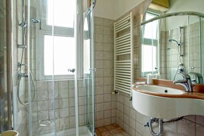 Een douche, een haardroger, een bidet, handdoeken