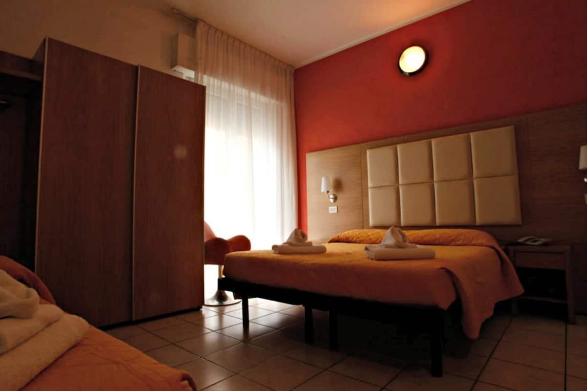 Camera tripla | Wi-Fi gratuito, lenzuola