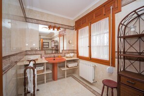 Ensemble douche/baignoire, sèche-cheveux, bidet, serviettes fournies