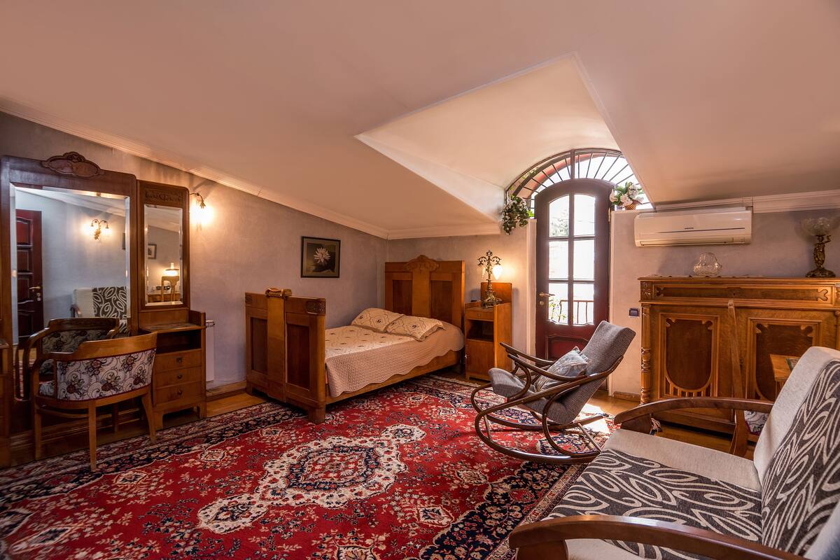 Premium bedding, down duvets, free minibar, desk