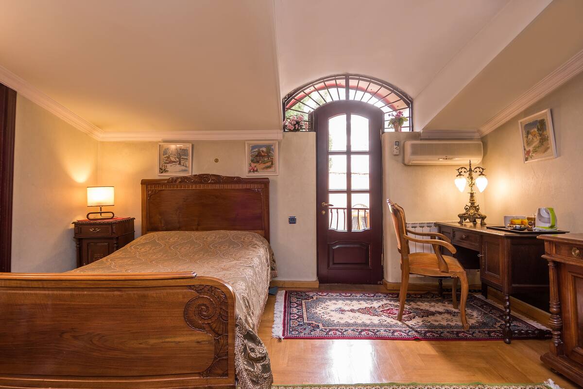Premium bedding, down duvets, free minibar, desk
