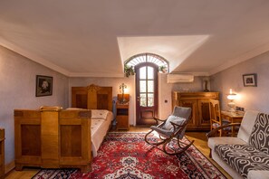 デラックス ダブルま��たはツインルーム | 高級寝具、羽毛の掛け布団、ミニバー (無料)、デスク