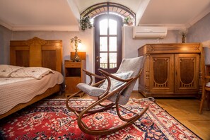 Habitación Deluxe con 1 cama doble o 2 individuales | Ropa de cama de alta calidad y edredones de plumas