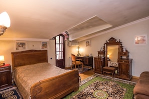 Classic Double or Twin Room | Premium bedding, down comforters, minibar (free items), desk - Lia's Guest House (Tbilisi)
