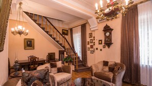 Lobby sitting area - Lia's Guest House (Tbilisi)