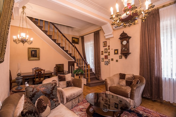 Lobby sitting area - Lia's Guest House (Tbilisi)