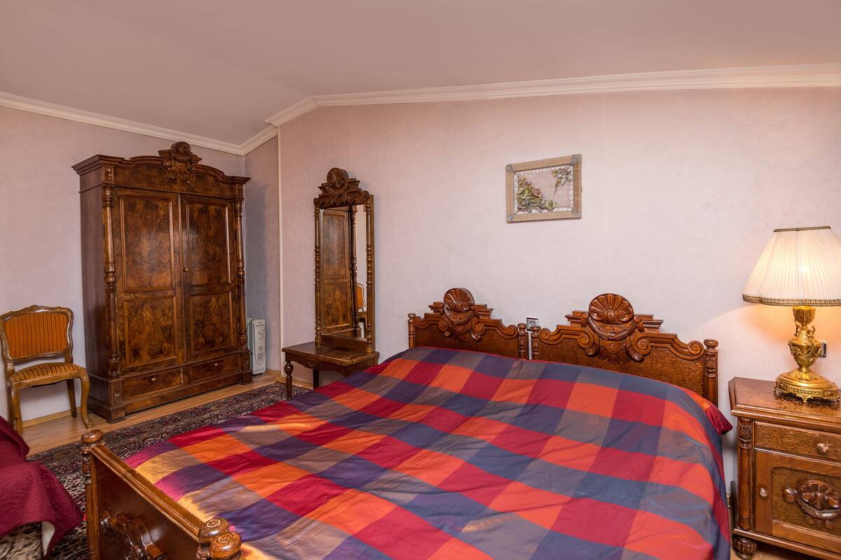 Premium bedding, down duvets, free minibar, desk