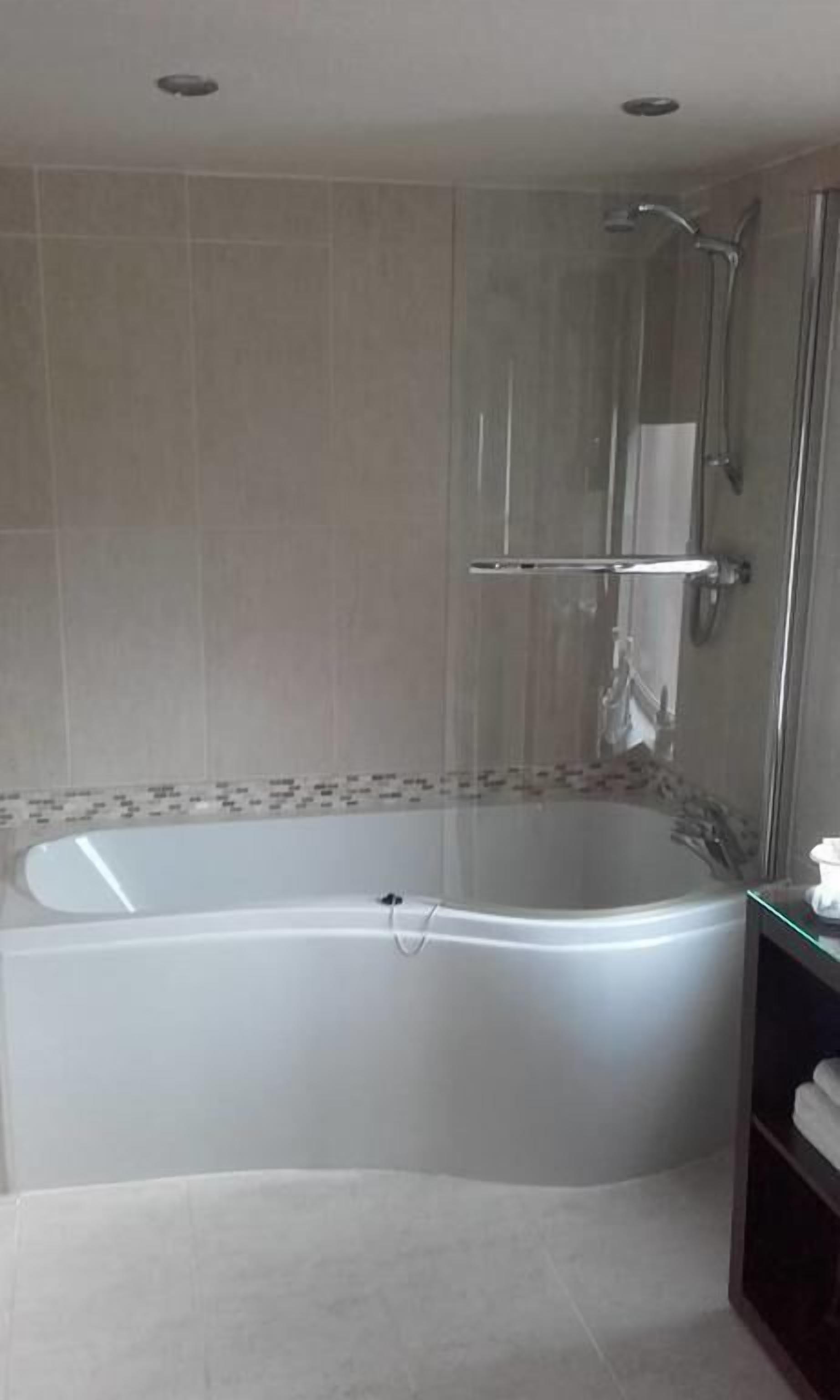 Family Suite, Non Smoking, Garden View | Bathroom | Towels