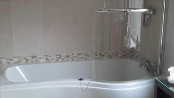 Family Suite, Non Smoking, Garden View | Bathroom | Towels