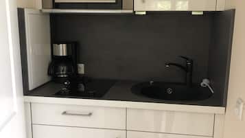 Apartemen | Dapur kecil pribadi | Lemari es, microwave, kompor, dan mesin pembuat kopi/teh