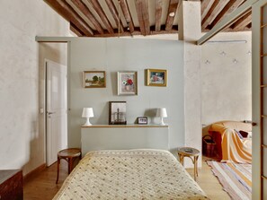 1 dormitori, planxa i posts de planxar, wifi i roba de llit