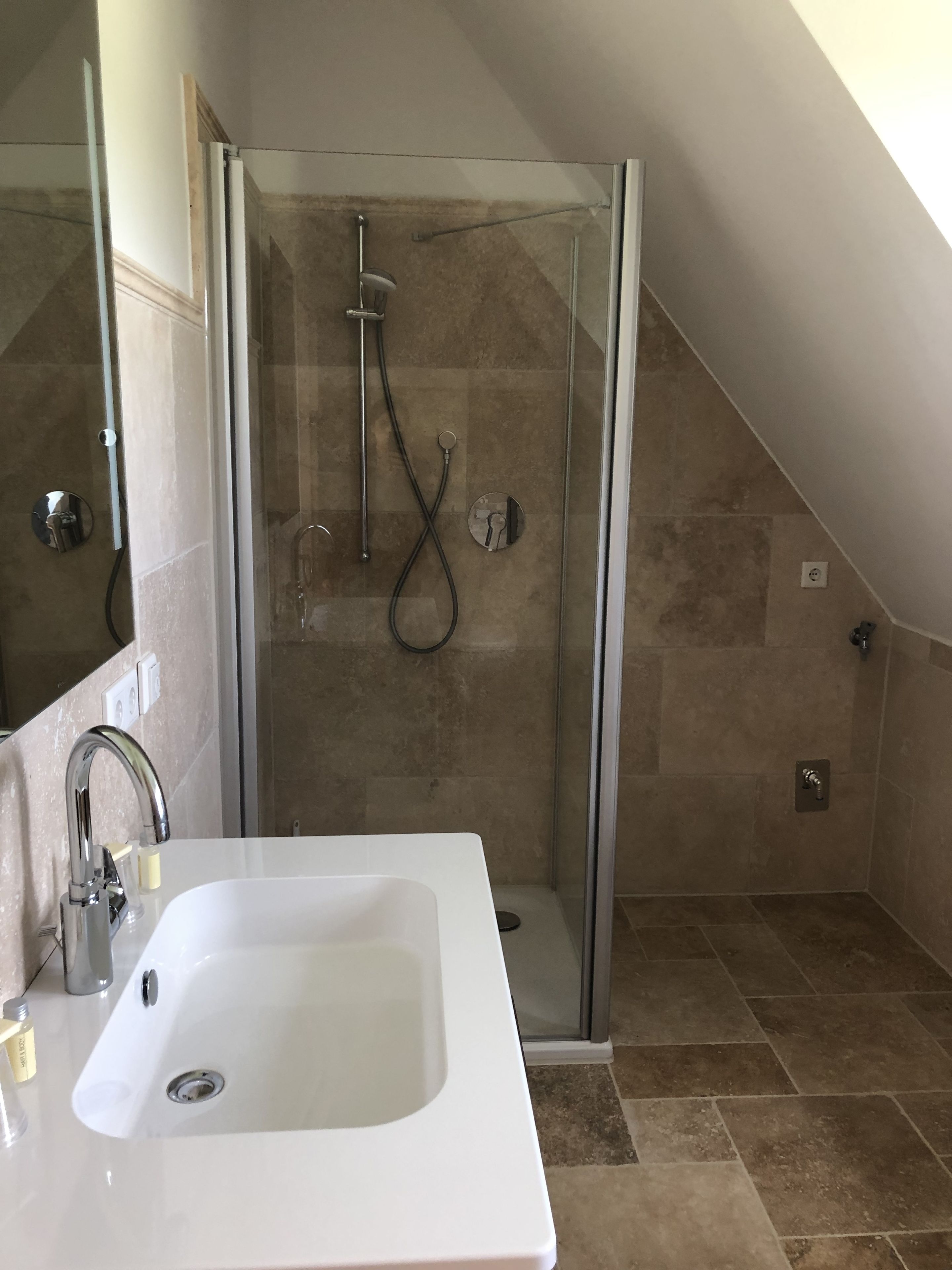 Apartment | Badezimmer | Dusche, kostenlose Toilettenartikel, Handtücher