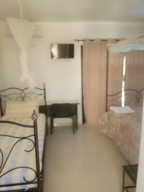Comfort Triple Room | Free WiFi, bed sheets - hotel trarza (Niaga)