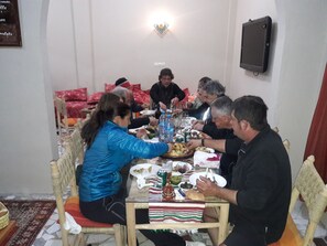 Breakfast, lunch, dinner served; local and international cuisine