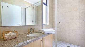 Haartrockner, Handtücher, Shampoo, Toilettenpapier
