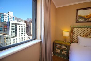 2 bedrooms, iron/ironing board, free WiFi, bed sheets - Pristine Apartment in the Heart of Cape Town (Cape Town)