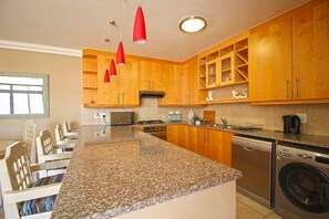 Fridge, microwave, oven, stovetop - Pristine Apartment in the Heart of Cape Town (Cape Town)