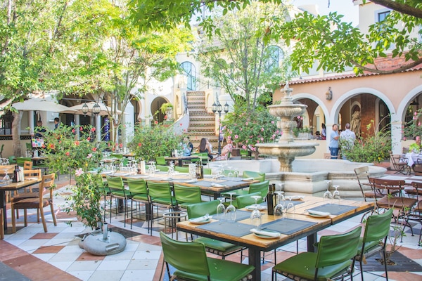 3 restaurants; breakfast, lunch, and dinner served
