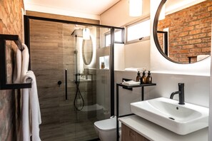Shower, free toiletries, towels, soap - The Windhoek Luxury Suites (Windhoek)