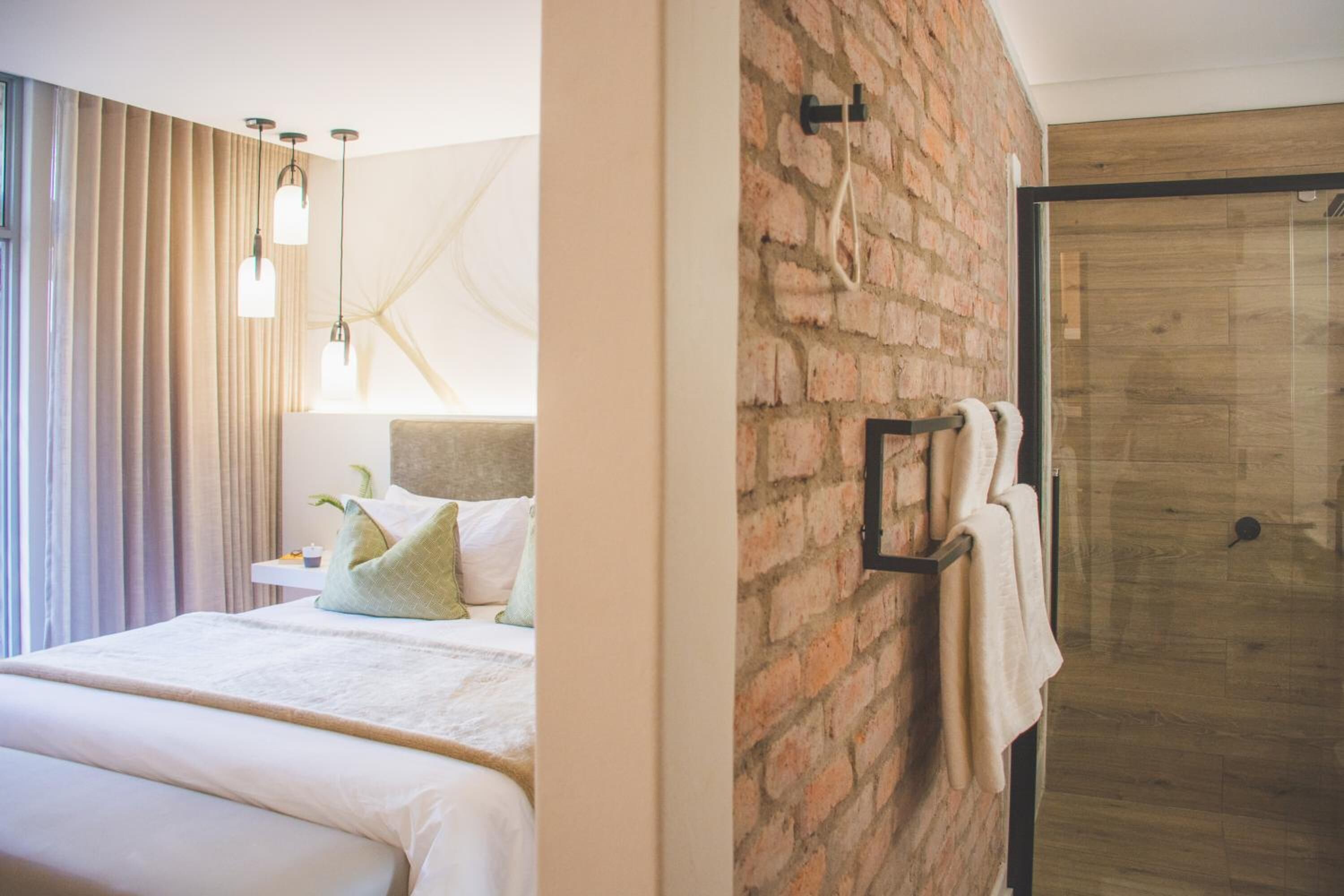 Een kluis op de kamer, een bureau, verduisterende gordijnen