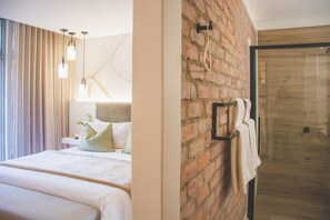 Safe på rommet, skrivebord, blendingsgardiner og strykejern/-brett