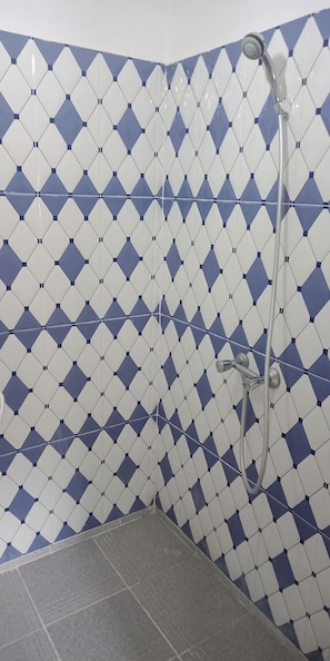 Quadruple Room | Bathroom shower