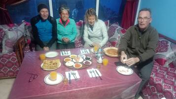 Melayani sarapan, makan siang, makan malam; sajian masakan Maroko