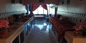 Phục vụ bữa sáng, bữa trưa và bữa tối 