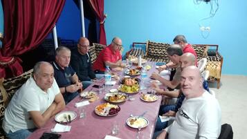 Phục vụ bữa sáng, bữa trưa, bữa tối, món Maroc