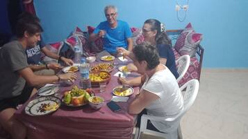 Melayani sarapan, makan siang, makan malam; sajian masakan Maroko