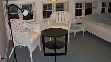 Basic-dobbeltværelse - fælles badeværelse | 1 soveværelse, pengeskab på værelset, individuelt design