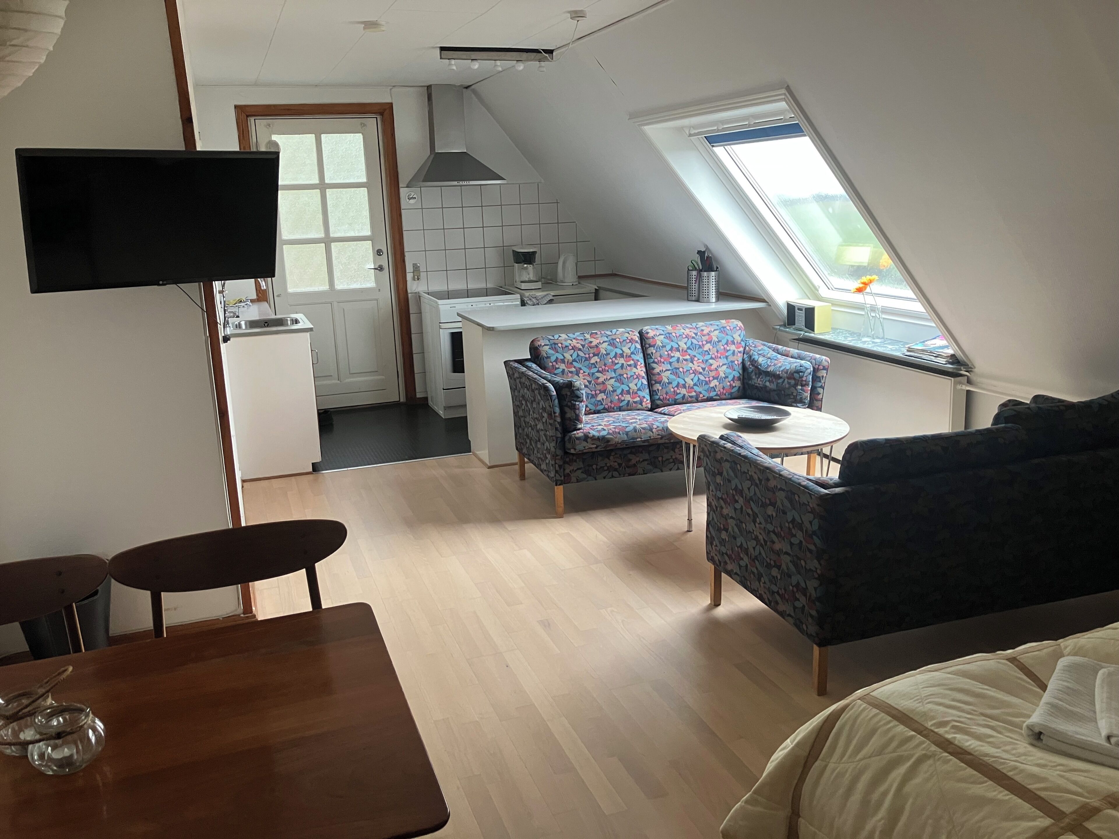 Basic-værelse med 1 dobbeltseng og tekøkken - privat badeværelse | Safe på rommet, individuelt dekorert, individuelt innredet og lydisolert