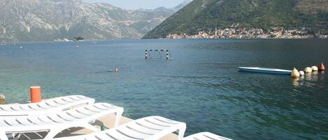 På stranden och solstolar