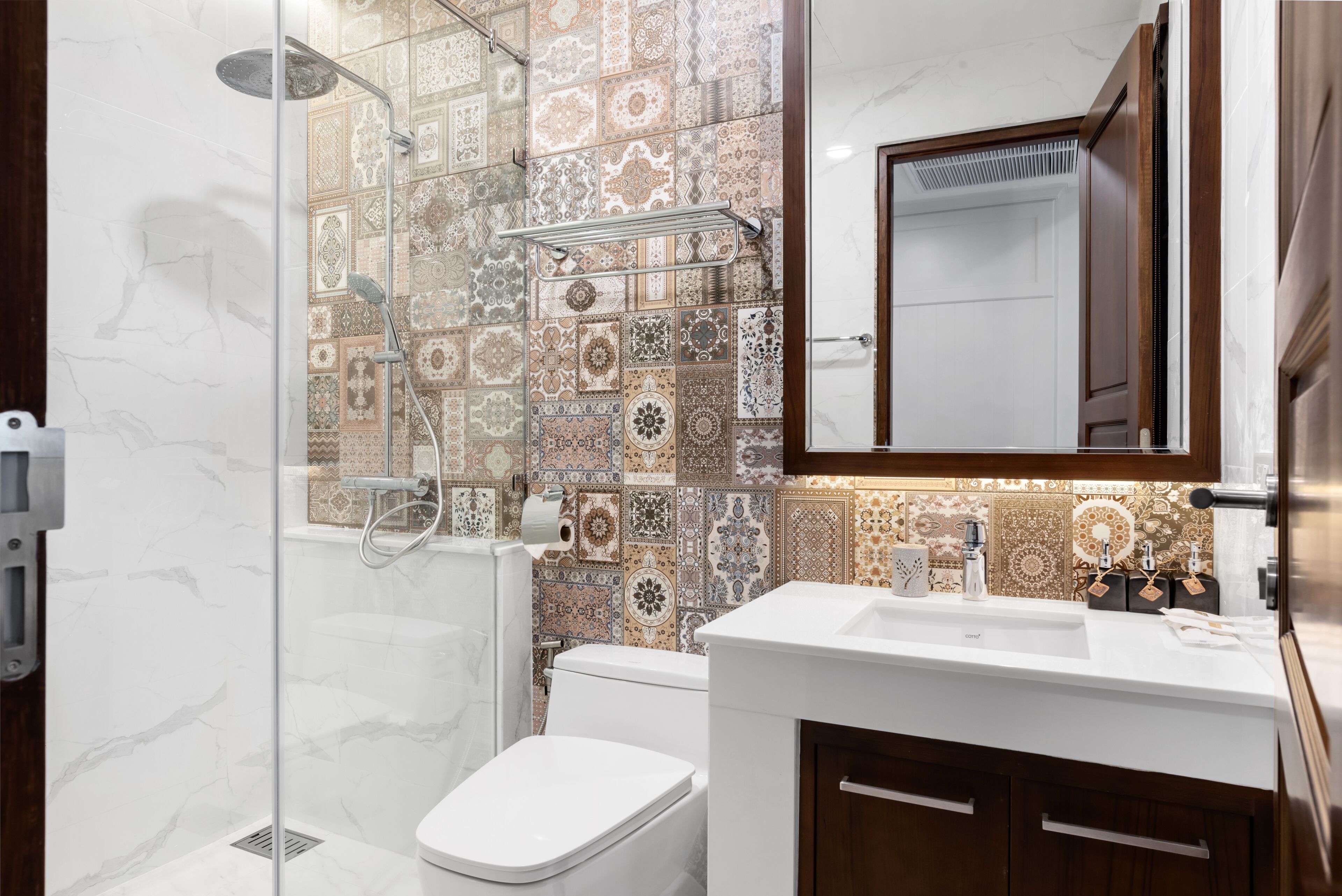 deluxe double room, river view | bathroom | free toiletries, hair dryer, bathrobes, slippers