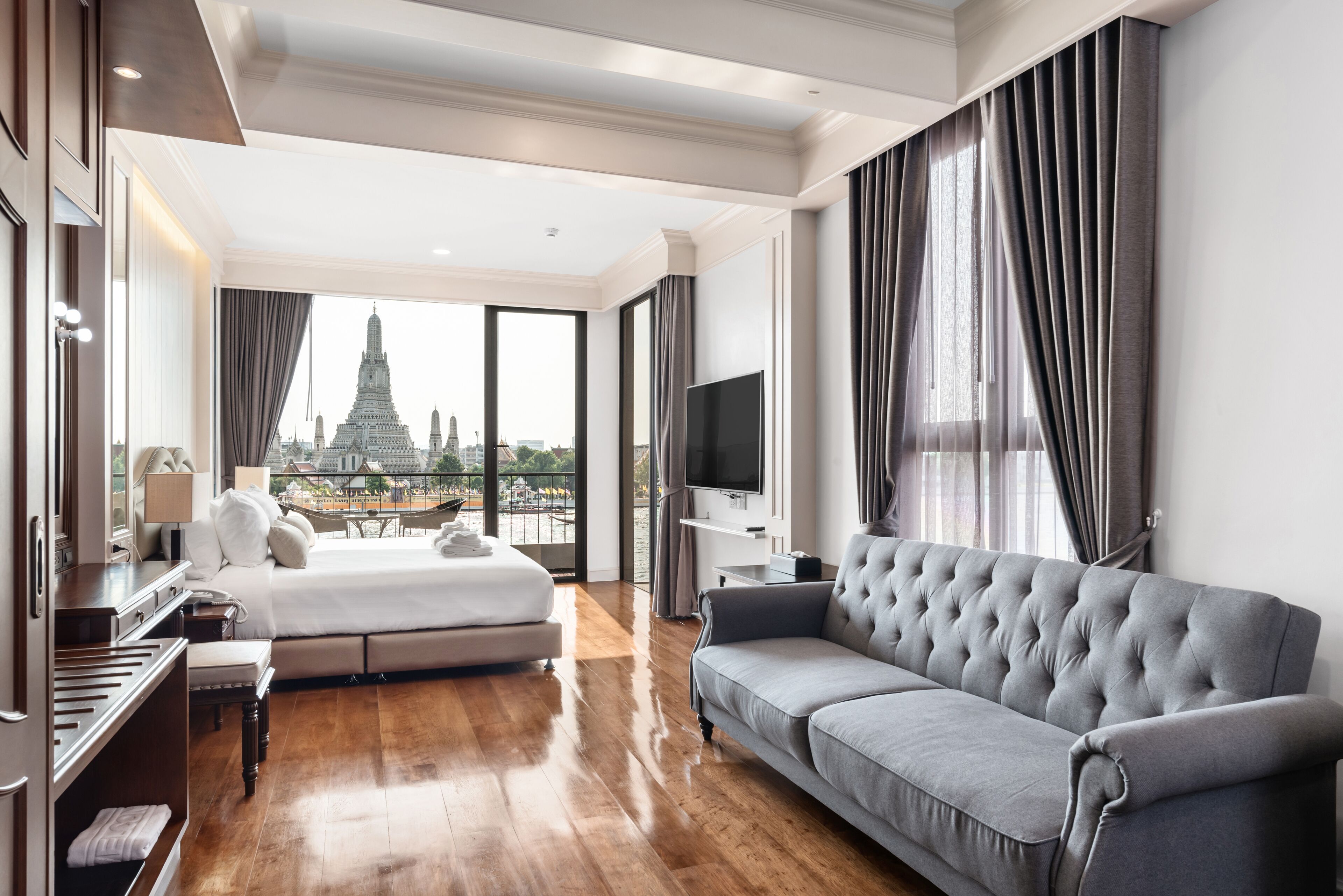 executive studio suite, river view | premium bedding, minibar, in-room safe, desk