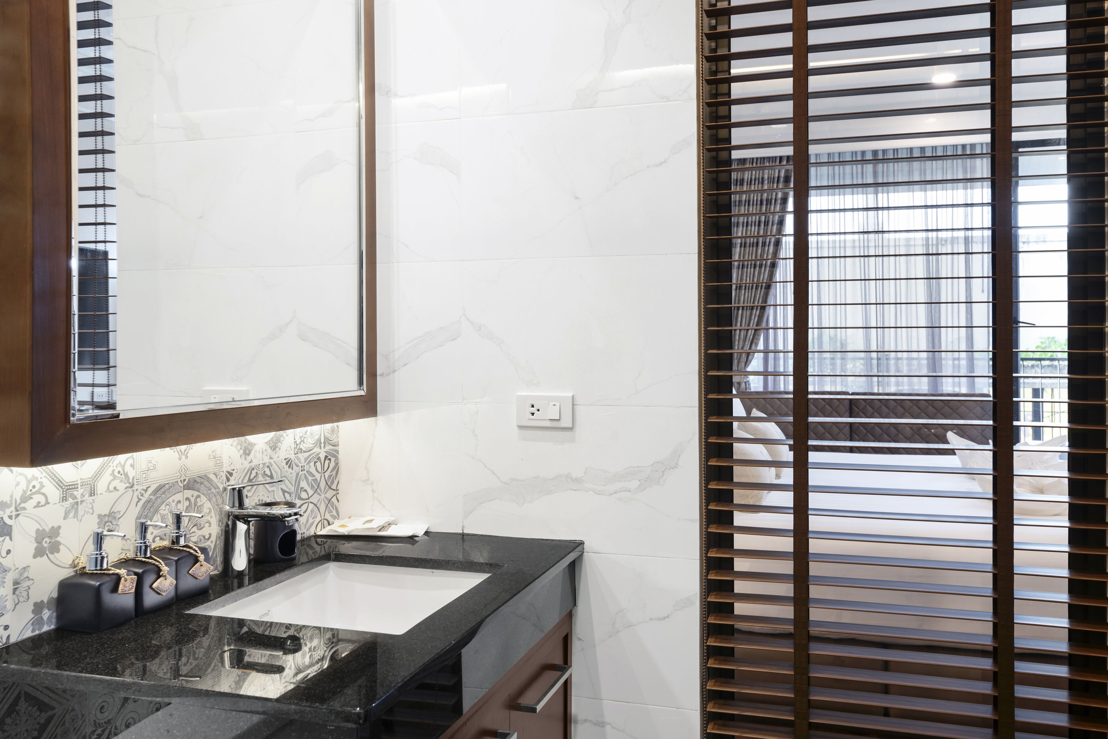 standard double room, 1 king bed, balcony, no view | bathroom | free toiletries, hair dryer, bathrobes, slippers