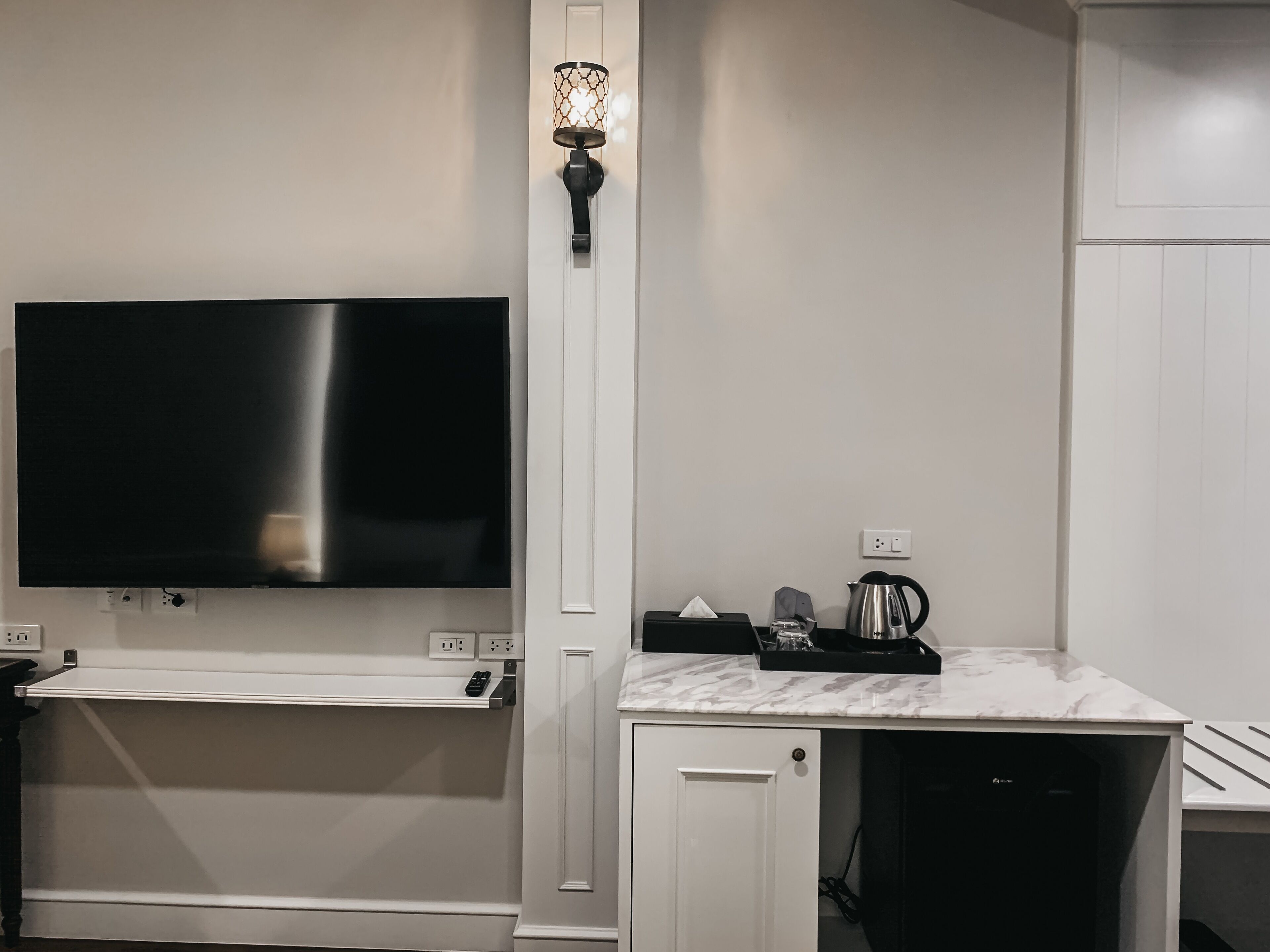 standard double room, 1 king bed, balcony, no view | television