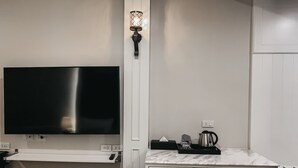 Standard Double Room, 1 King Bed, Balcony, No View | ทีวี