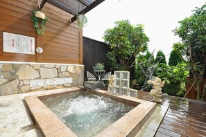 Suíte (Queen) | Banheiro | Banheira e chuveiro separados, banheira de imersão