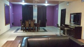 House, Mountain View | In-room dining