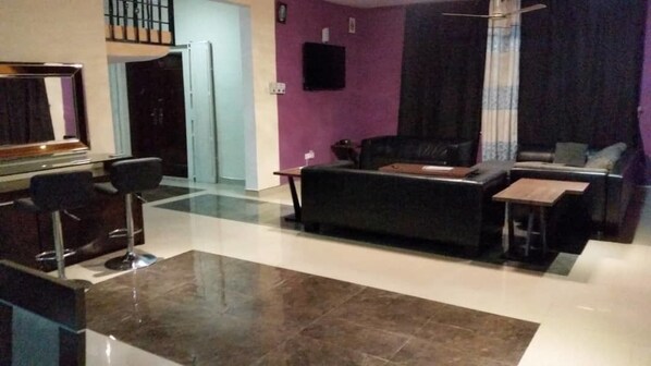 Talo, vuoristonäköala | Oleskelualue | Taulutelevisio