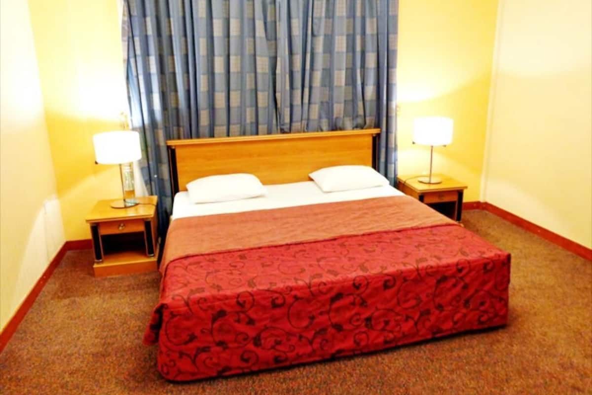 Premium bedding, minibar, laptop workspace, cribs (free)