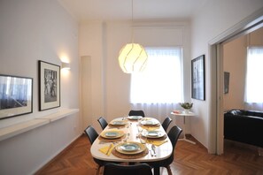 Dining - A-25. Photographer's Den, charming intro 2 Athens! (Athina)