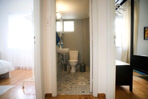 Hair dryer, towels, shampoo, toilet paper